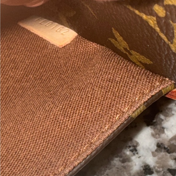 Louis Vuitton Totally MM - Zip Closure Tote - Picture 16 of 16